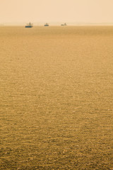 太陽の光が反射する海