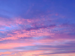 Naklejka premium Beautiful sun rays of sunset with colorful of sky background
