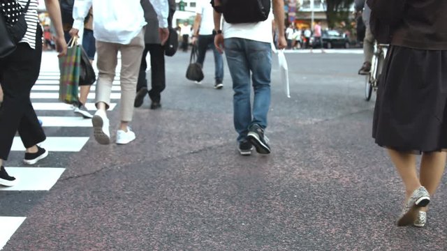 人 横断歩道 交差点 歩く 足元 渋谷 夏 曇り スローモーション