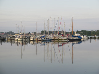 Fototapeta premium Sailing boats in late afternoon sun