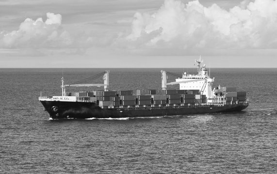 navire porte-conteneurs en mer, photo noir et blanc 