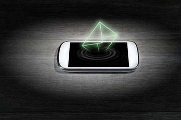 mobiltelefon auf dem tisch mit einem mail symbol