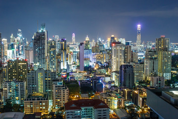 Naklejka premium Krajobraz budynku miasta w środku nocy