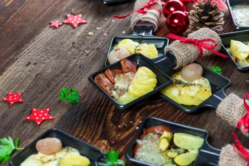 Foto op Canvas Raclette - worst en kaas - schotel - snack - ingrediënten - grill - grillen © Lumixera
