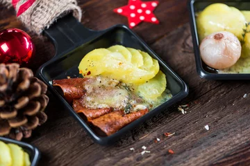 Fotobehang  Raclette - Wurst und Käse - Platte - Jause - Zutaten - Grill - Grillen © Lumixera