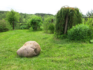 Камень в саду
