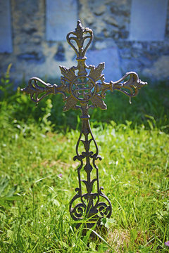 Cimitero, croce di ferro arrugginita.