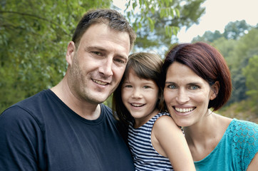 Fototapeta premium Szczęśliwa rodzina matka, ojciec, córka dziecka w przyrodzie