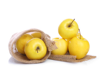 pomme jaune sur fond blanc,golden