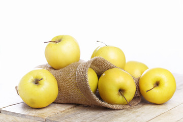 pomme jaune sur fond blanc,golden