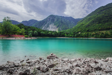 veduta panoramica del lago di Tenno in Trentino