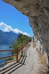 Fototapeta na wymiar beliebte Mountainbike-Route Ponale Straße Riva mit Gardaseeblick
