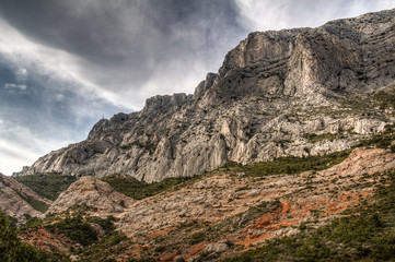 Fototapeta na wymiar the Sainte-Victoire mountain, near Aix-en-Provence, which inspired the painter Paul Cezanne