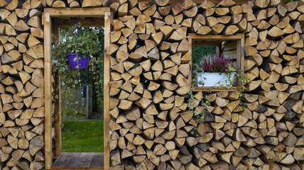 Ein mit Kaminholz-Scheiten ausgelegtes Dekor