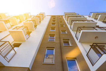 modernes Hochhaus im Gegenlicht 