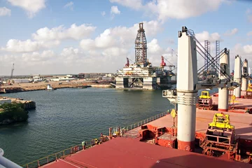 Photo sur Plexiglas Porte Golfe du Mexique, port de Brownsville, États-Unis, vue sur le chenal maritime, la jetée et le complexe de fret