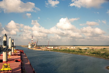 Мексиканский залив, порт Brownsville, USA, виды морского канала, причала и грузового комплекса 
