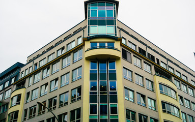 Fototapeta premium grey and yellow corner building