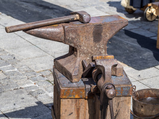 Amboss mit Schmiede Hammer