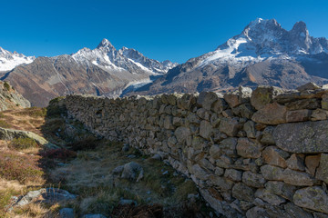Obraz premium Mur de pierre au Massif des Aiguilles rouges
