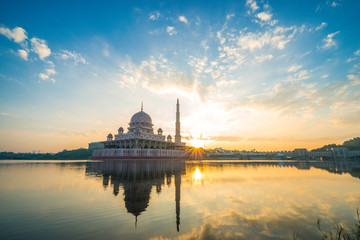 Fototapeta premium Sunrise moment at Putra Mosque, a principal mosque of Putrajaya, Malaysia. Construction of the mosque began in 1997 and was completed two years later.