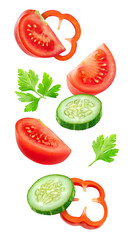 Geïsoleerde plakjes groenten. Vallende gesneden komkommer, tomaat en paprika (salade ingrediënten) geïsoleerd op een witte achtergrond met uitknippad