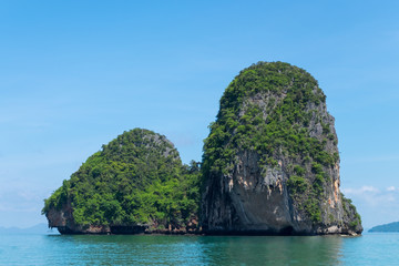 Obraz premium Limestone mountain with blue sky at Phra Nang cave beach