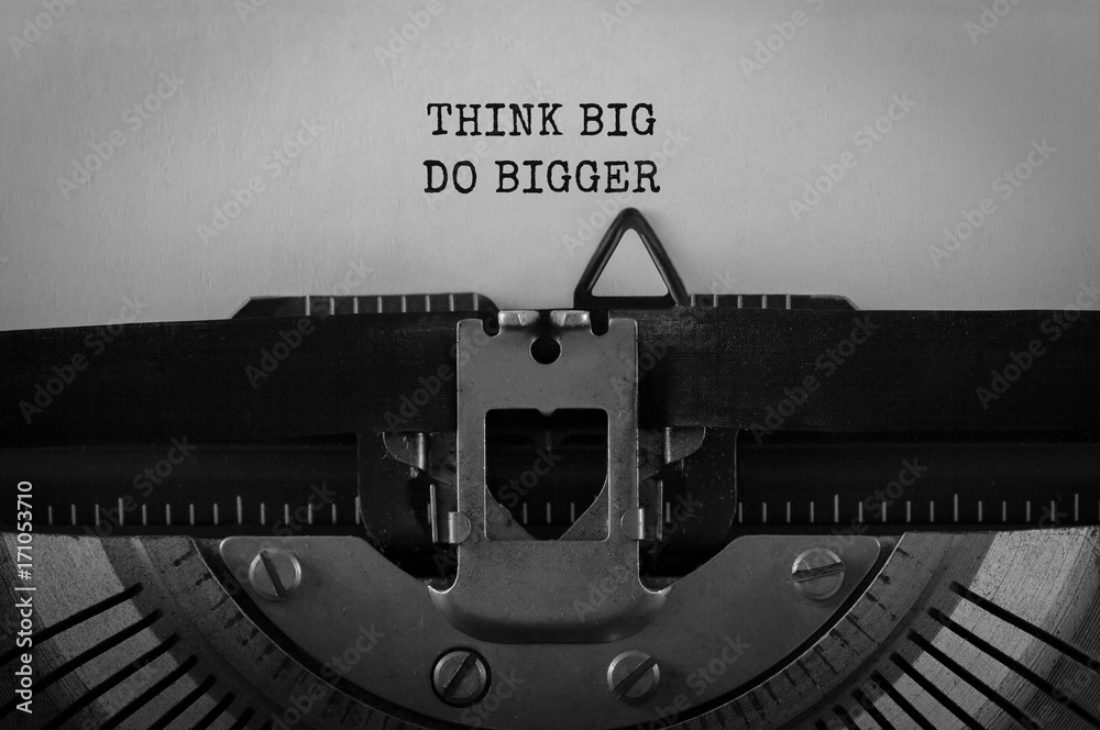 Fototapete text think big do bigger typed on retro typewriter