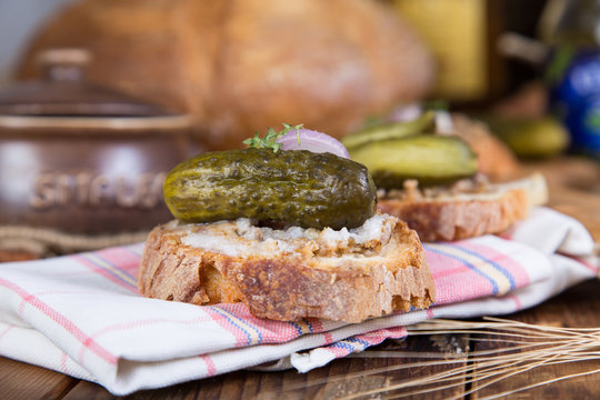  bread with lard and cucumber