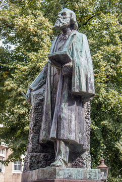 Pierre Cuypers Statue Munsterplein Roermond Nederland (Niederlande)