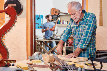 Senior als erfahrener Gitarrenbauer