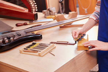 Handwerker baut eine neue E-Gitarre