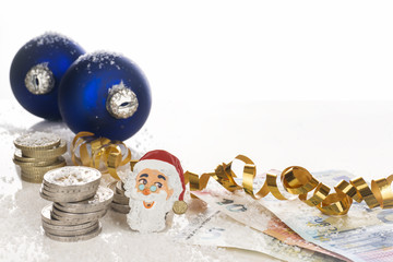 Weihnachten, Kosten, Euro, Bargeld und Weihnachtsschmuck vor weißem Hintergrund