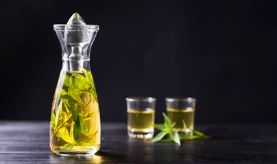 Crédence de cuisine en verre imprimé Bar Marijuana alcohol drink in a bottle