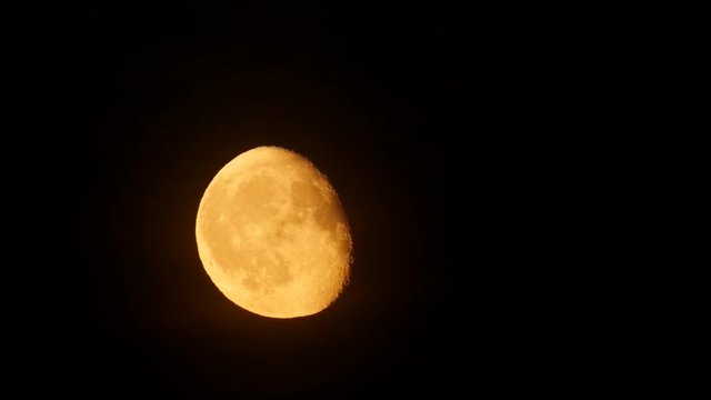 Moon rise in the dark sky, real-time.