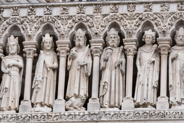 Fototapeta na wymiar Statues de la cathédrale d'Amiens