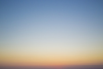 Dettaglio del cielo al tramonto dopo una bella giornata di sole. Nel parte bassa l'arancione del sole, in quella alta il blu della notte.