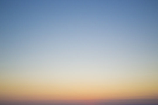 Dettaglio del cielo al tramonto dopo una bella giornata di sole. Nel parte bassa l'arancione del sole, in quella alta il blu della notte.