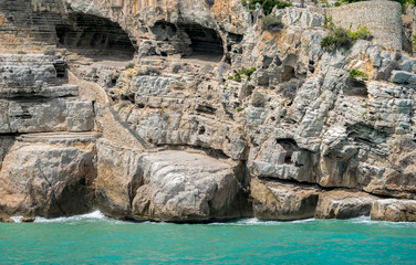 Escaleras secretas y antiguas en las rocas. Peñíscola (Castellón). España.