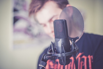 Mikrofon und Sänger im Aufnahmestudio