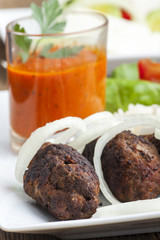 Gegrillte Cevapcici mit Ajvar