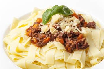 Portion Tagliatelli mit Sauce bolognese