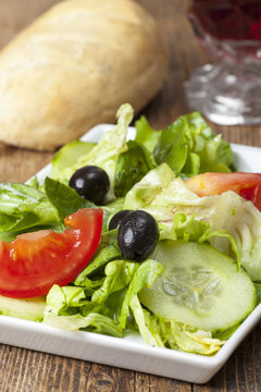 kleiner Salat mit schwarzen Oliven