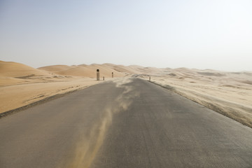 Fototapeta na wymiar Route dans le désert de Liwa