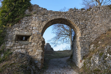Fototapeta na wymiar Château de Ferrette et sa voûte de mur de roche