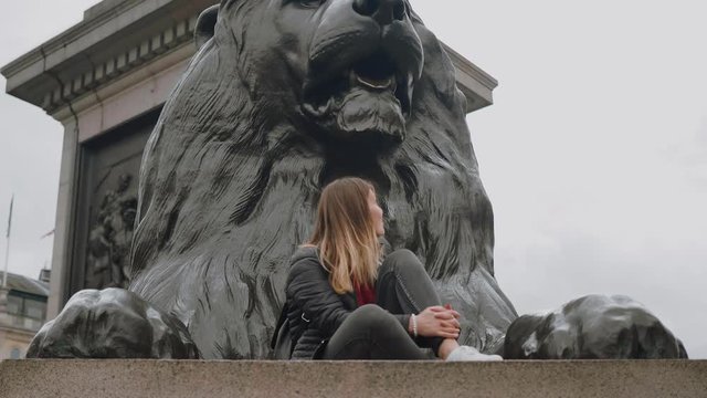 Visiting London - two friends on a sightseeing trip