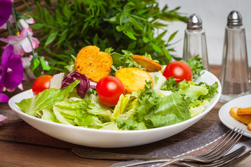 Mixed salad with croutons.
