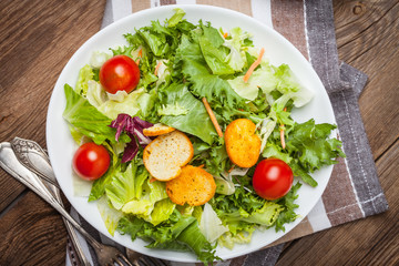 Mixed salad with croutons.