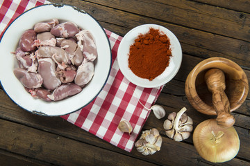 Riñones de cochinillo o cordero crudos con ingredientes para cocinarlos. 