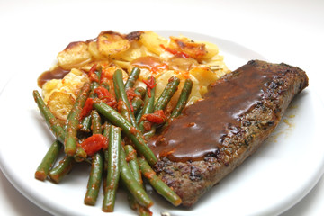 Lammlachs mit Kartoffelgratin und Bohnen